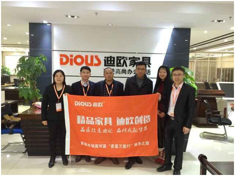 911香蕉视频APP代表與鹿鼎國際專賣店負責人合影