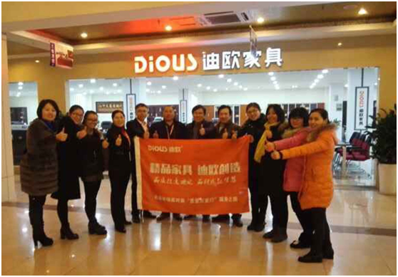 911香蕉视频APP集團代表與蠡口專賣店合影