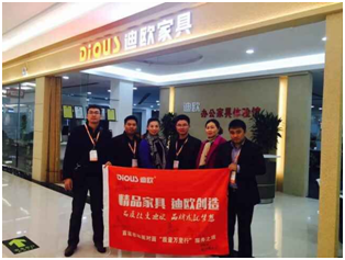 武漢金鑫911香蕉视频APP謝經理與911香蕉视频APP代表合影