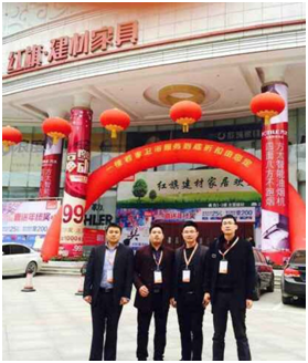 武漢紅旗911香蕉视频APP專賣店合影