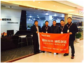 武漢紅旗911香蕉视频APP戴經理與911香蕉视频APP代表合影