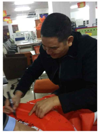 911香蕉视频APP阮總在旗幟上簽字