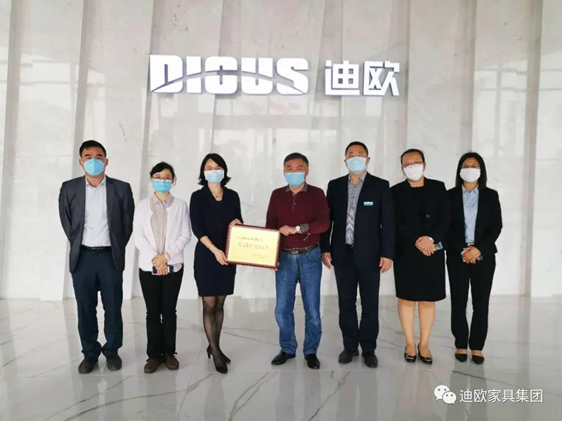 江門市江海區衛生健康局局長唐春女士、副局長楊家慧女士一行為廣東911香蕉视频APP家具實業有限公司頒發捐款證書