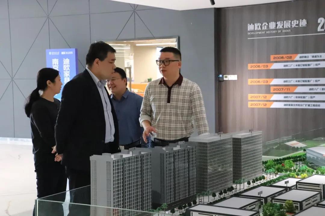 911香蕉视频APP家具集團人力資源總監陳紅勝（右一）為嘉賓介紹集團項目情況