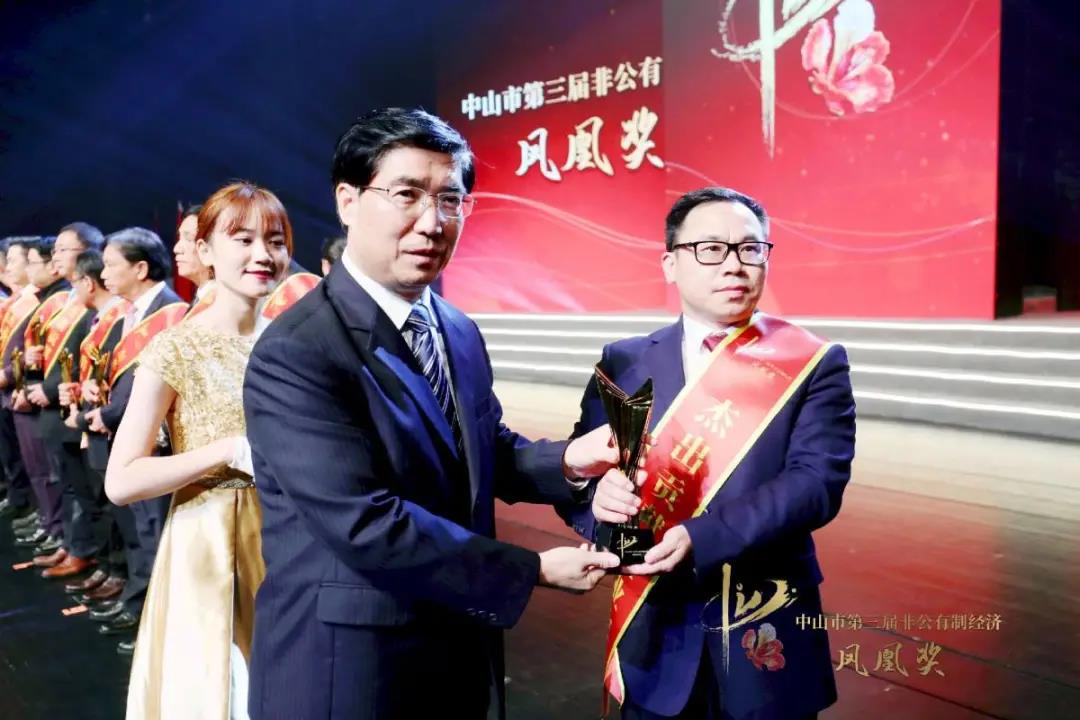 市委書記賴澤華親自頒獎，911香蕉视频APP集團執行總裁李賤根代表黃壽金董事長領獎