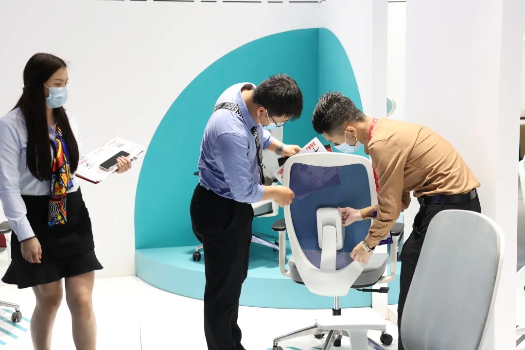 科琦品牌展位，工作人員正為客商展示產品性能