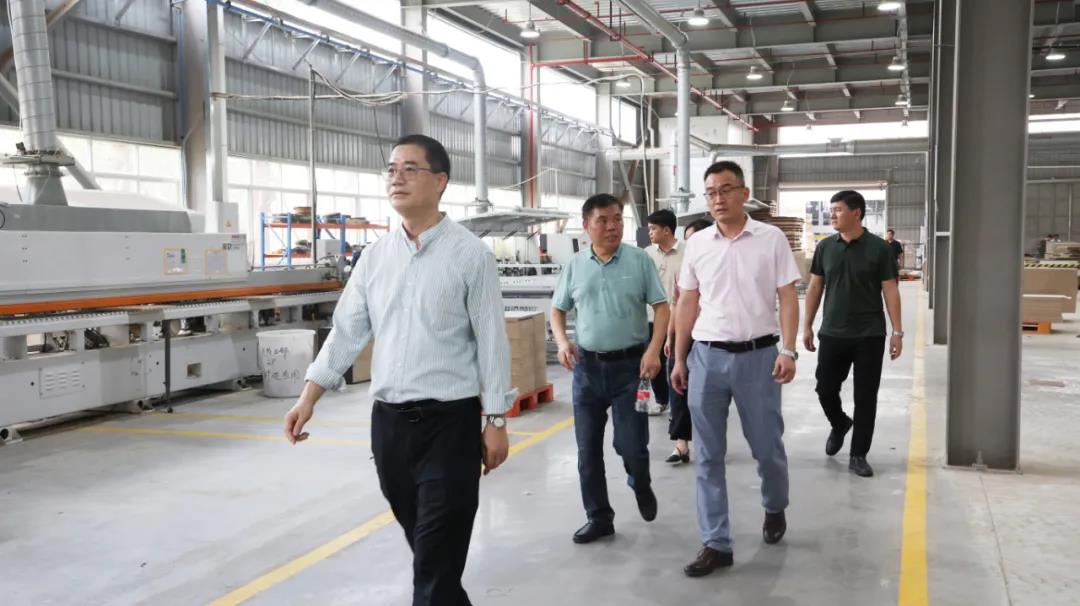 在睦洲工業園生產車間內，王克會長近距離感受現代化的生產管理體係