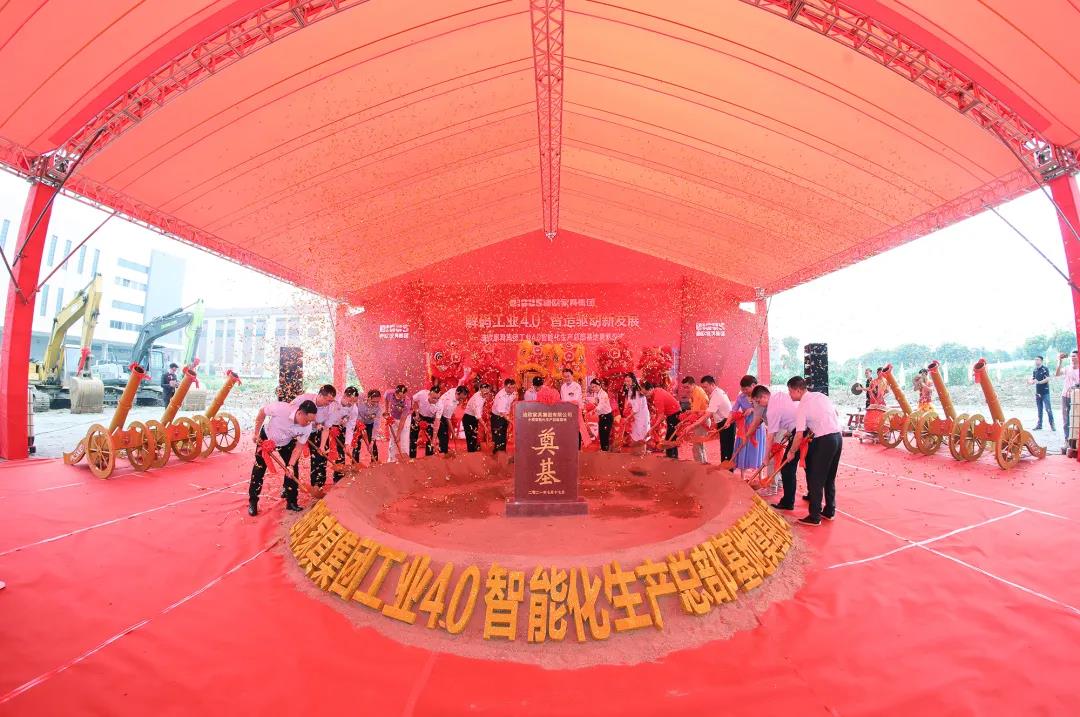 出席奠基儀式的領導、嘉賓共同為項目奠基培土