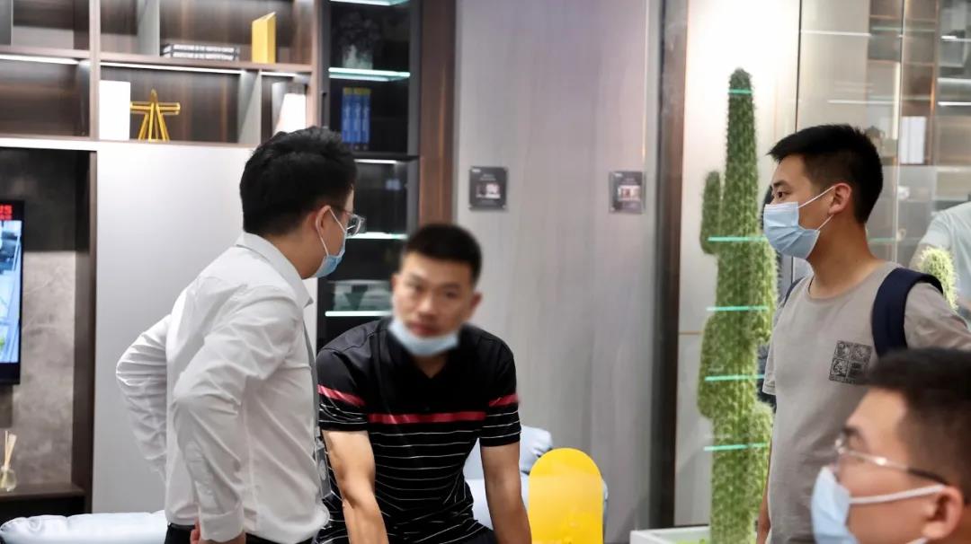 館內人氣持續不斷升溫，觀展客商前來911香蕉视频APP展館谘詢、洽談