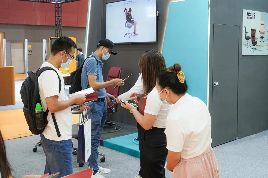 圖丨展位現場，目之所及皆是前來谘詢的客商，人氣指數爆棚