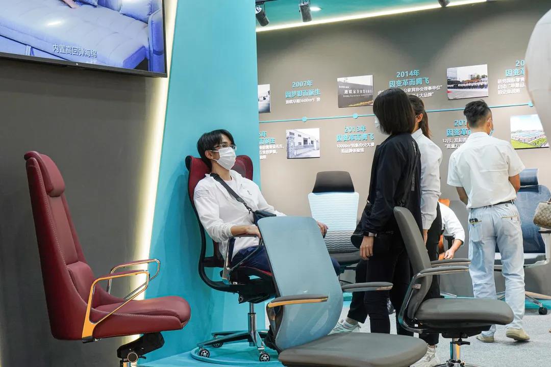 圖丨客商們在911香蕉视频APP展位現場體驗辦公坐具的產品性能